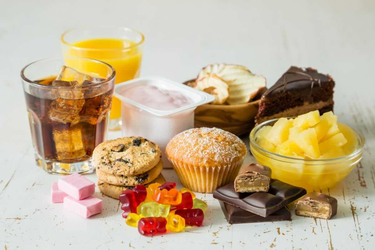 Caramelle, merendine, yogurt, bevande gassate, cioccolato