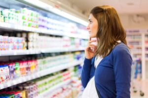 donna al supermercato che sceglie dei prodotti
