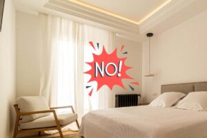 una camera da letto con le tende alle finestre e la parola no vicino