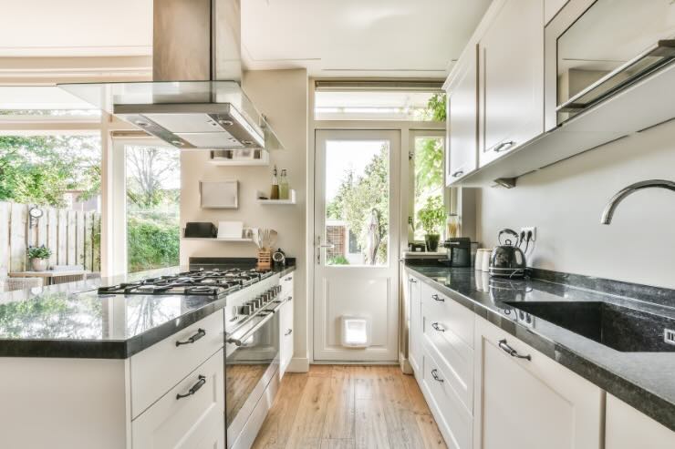cucina con grandi vetrate