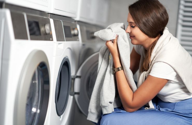 donna che odora bucato