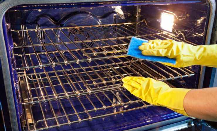 donna che pulisce il forno 