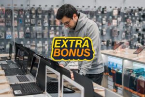 persona che guarda i PC in vendita in un negozio