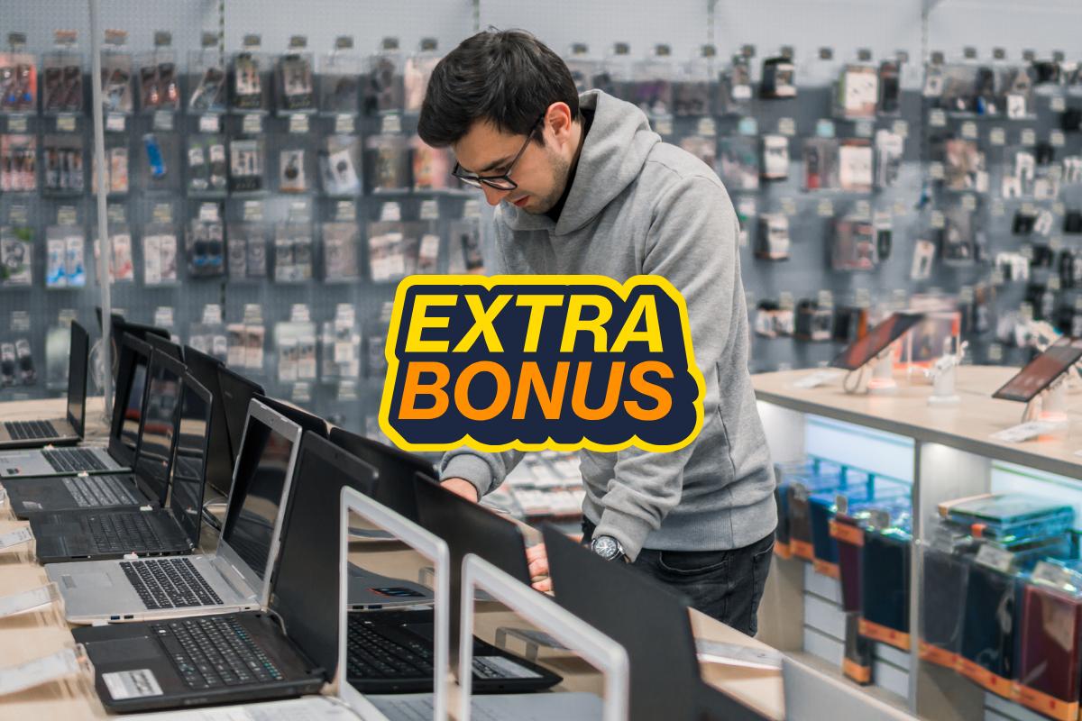 persona che guarda i PC in vendita in un negozio