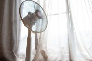 ventilatore davanti a una tenda