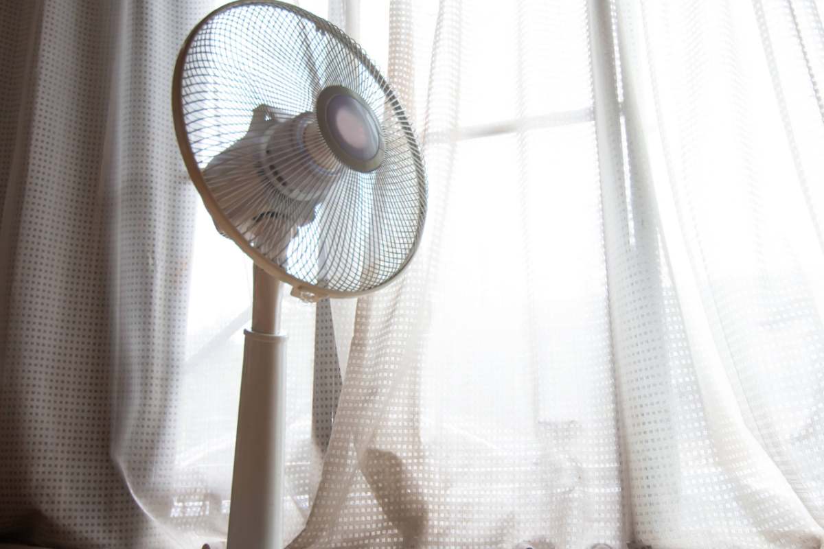 ventilatore davanti a una tenda