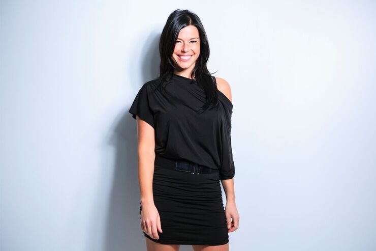 Ragazza vestita di nero sorridente